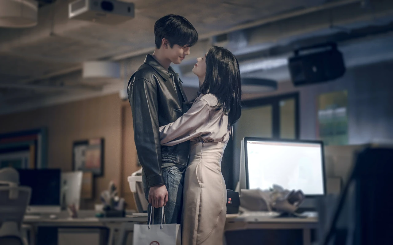 Jeon Yeo Bin dan Ahn Hyo Seop Disoraki Turis Saat Syuting Adegan Ciuman 'A Time Called You' 