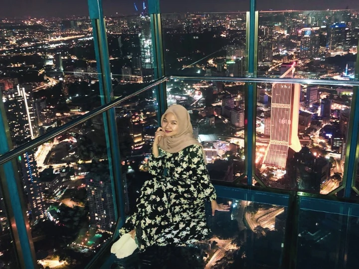 Duduk Cantik di KL Tower