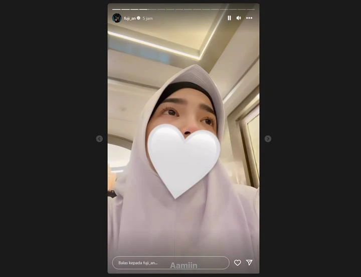 Umrah, Fuji An Diajari Doa yang Baik Soal Jodoh