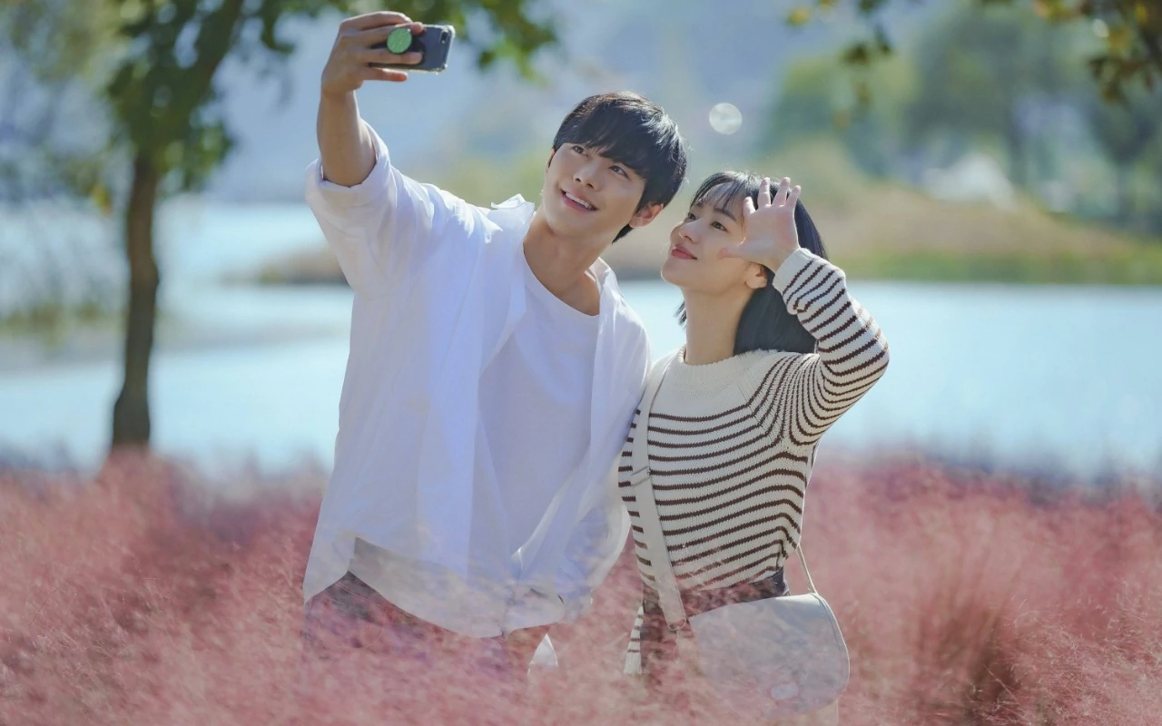 Dikritik Tak Realistis, Adegan Ahn Hyo Seop Naik Motor di 'A Time Called You' Dipuji Jeon Yeo Bin