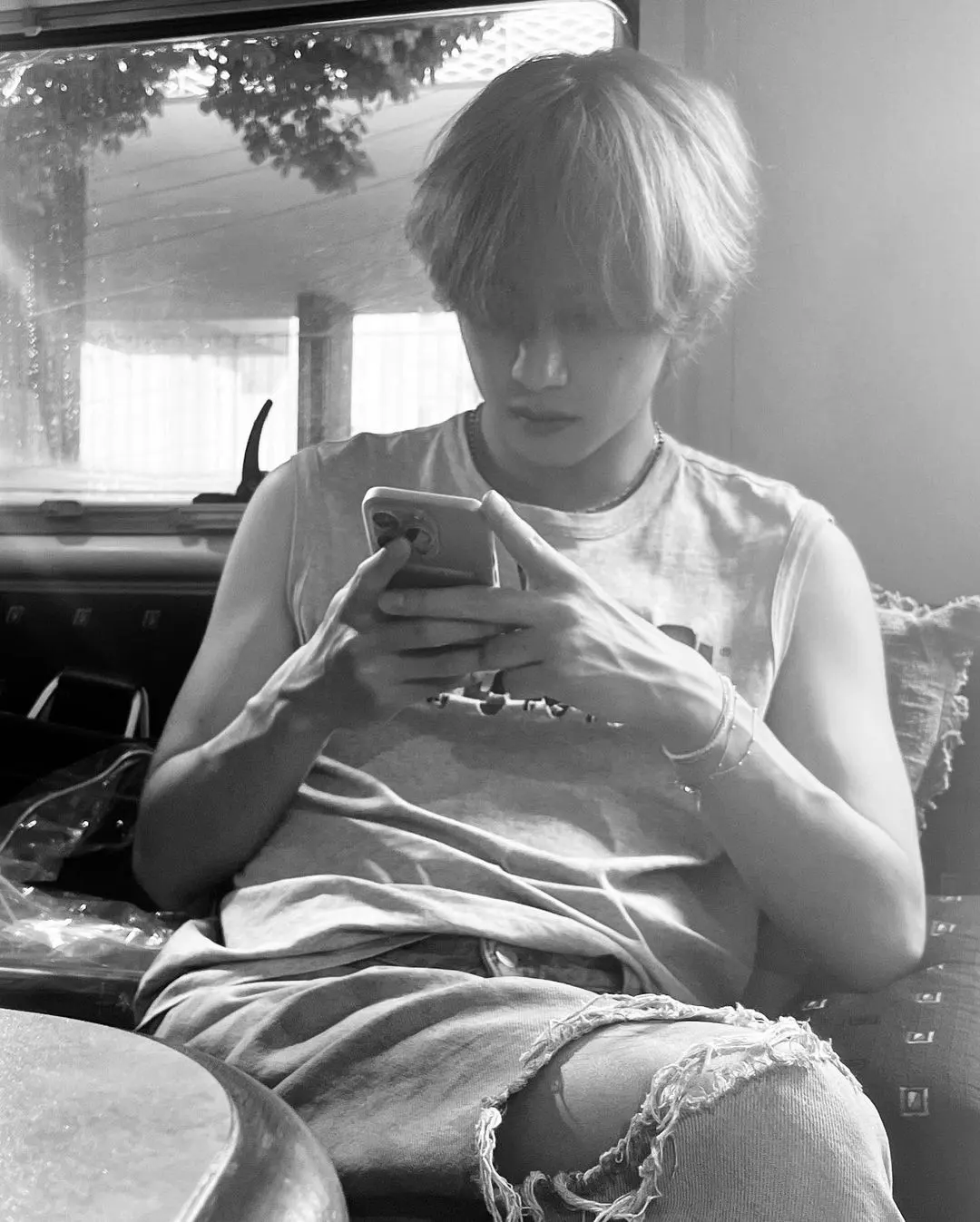 V BTS pamer iPhone