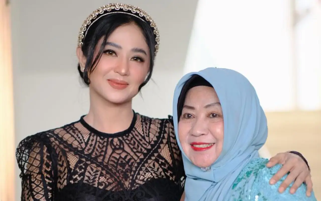 Dewi Perssik Cantik Berkebaya di Pernikahan Putra Bungsu Hotman Paris, Sang Ibu Ikut Curi Atensi