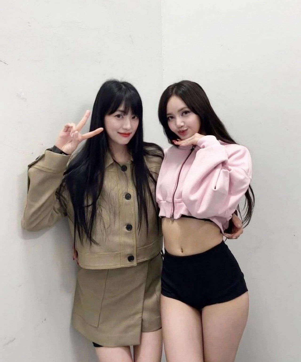Adu Visual Dengan Kecantikan Memikat, Lisa Dan Kakak Jisoo Sukses Bikin Fans Terperangah