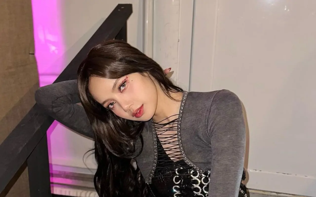 Lisa BLACKPINK Kaget Lihat Cameraman Jatuh Saat Sorot Dirinya di Konser 'BORN PINK' Seoul