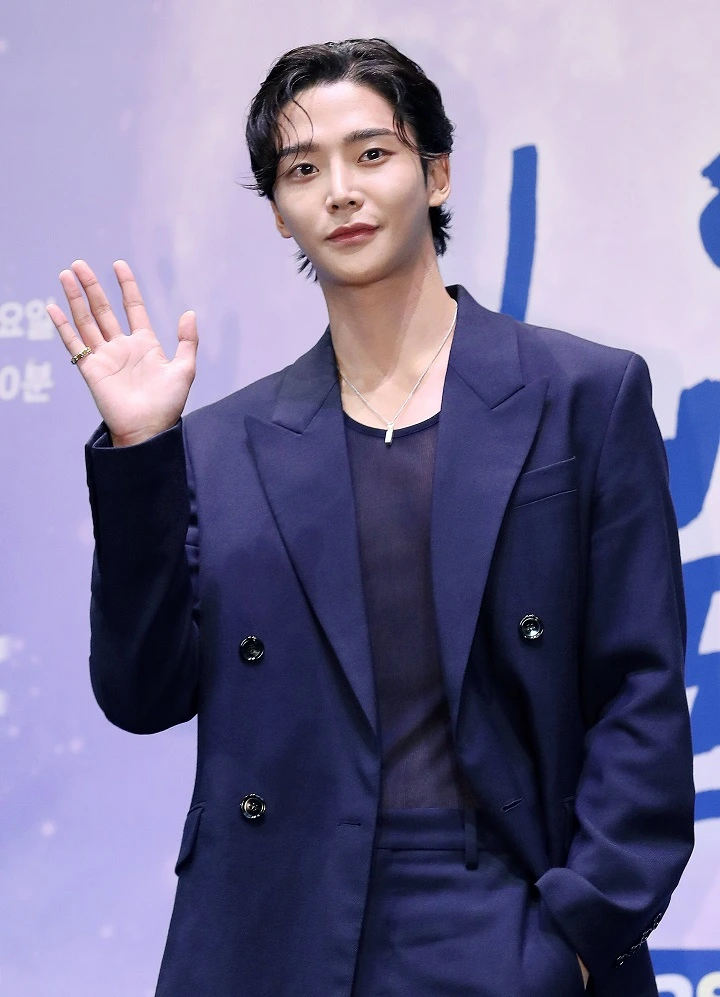 Rowoon Mundur dari SF9