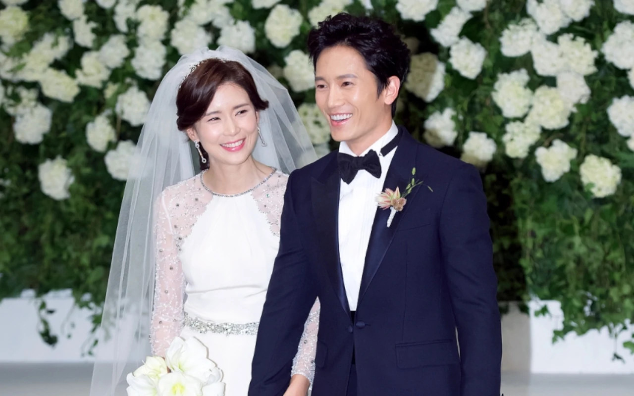 Rayakan 10 Tahun Anniversary, Lee Bo Young-Ji Sung Pamer Kemesraan & Saling Memuji
