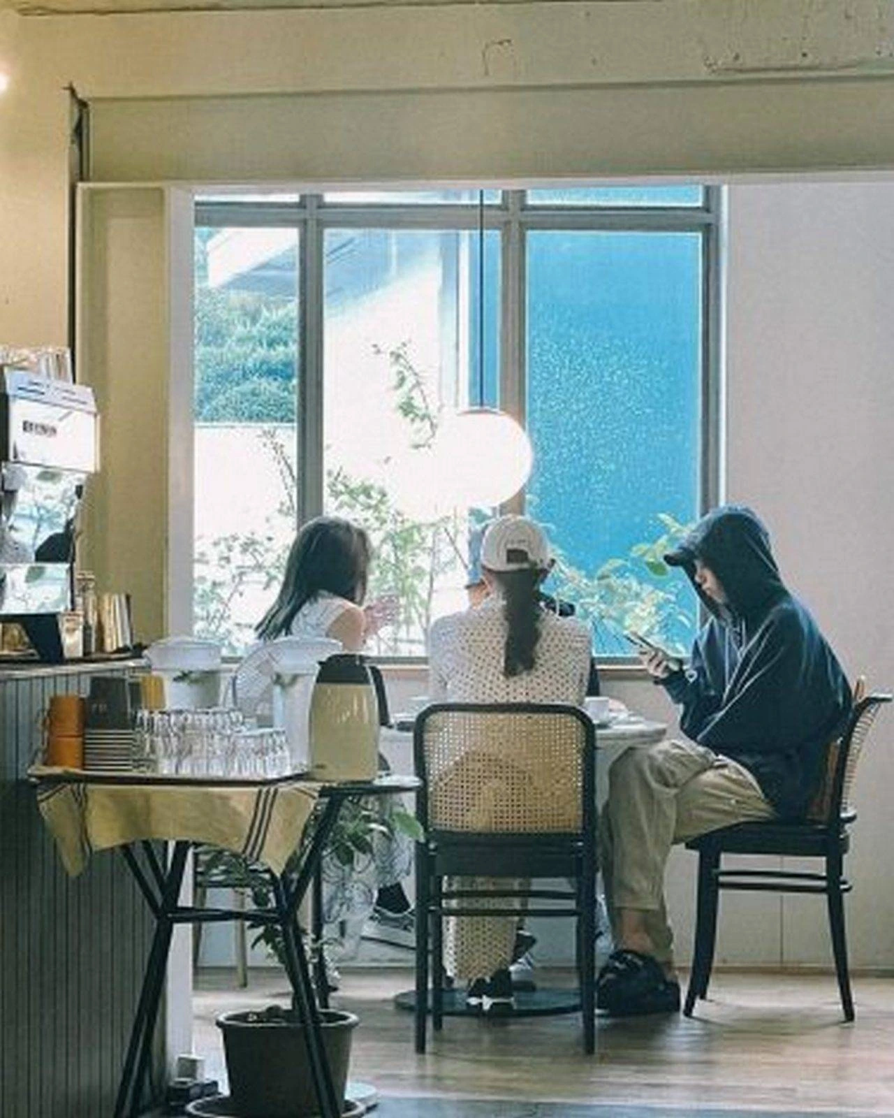 Pamer Kedekatan, Lisa BLACKPINK-Pharita BABYMONSTER Hangout Bareng Ibu Masing-Masing
