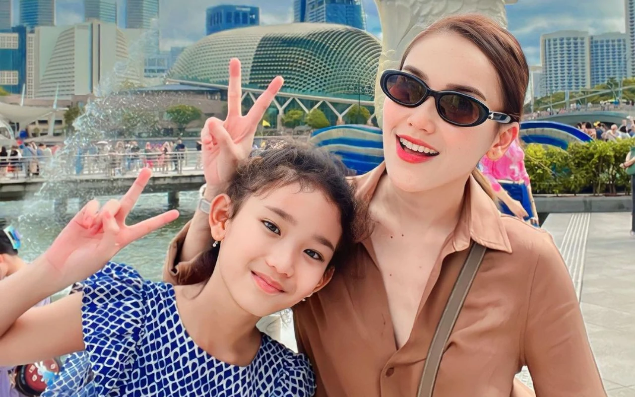 Main di Korea, Ayu Ting Ting dan Bilqis Pamer Style Cantik Bak Kakak Adik