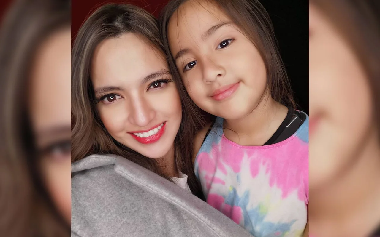 Nia Ramadhani Adu Gaya Bareng Putri Cantik, Penampilan Terbaru Mikhayla Jadi Sorotan