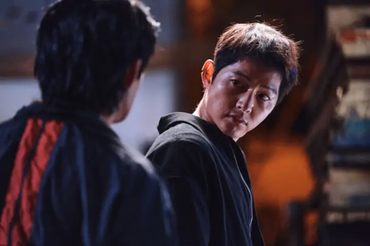 Akting Bareng Aktor Rookie, Song Joong Ki Berusaha Tak Curi Spotlight di Film \'Hopeless\'