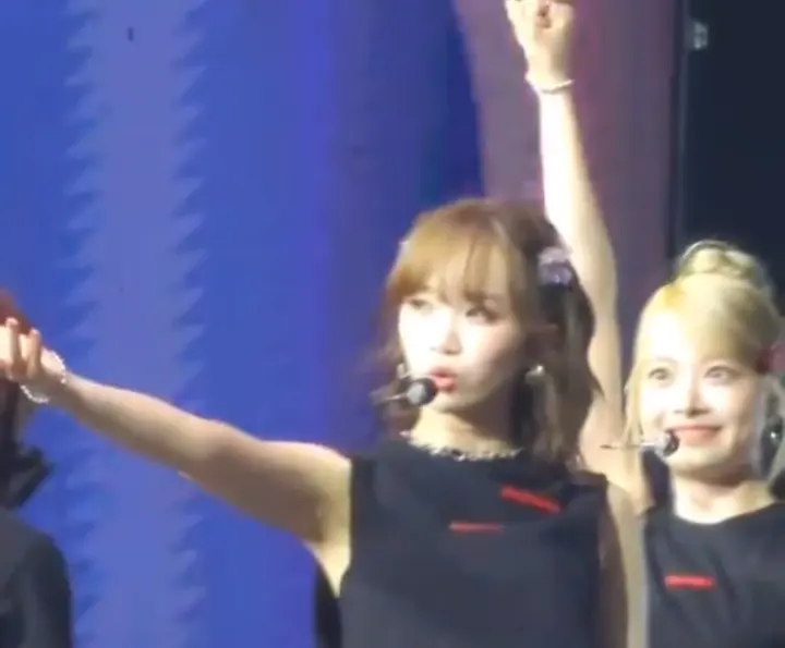 Kim Chaewon LE SSERAFIM berseru \