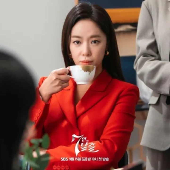 Peran Antagonis, Outfit Hwang Jung Eum di \'Escape of the Seven\' Tuai Pujian