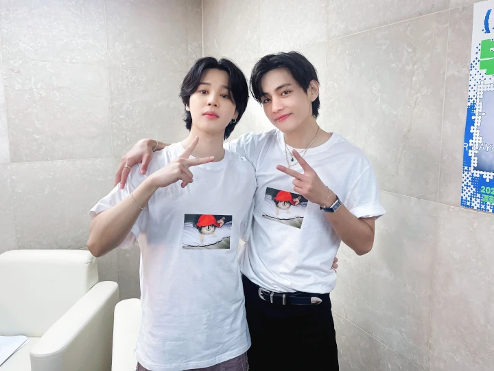 V Kedatangan Bintang Tamu Jimin BTS di Fanmeet \'(V)ICNIC\', Baju Couple Curi Fokus