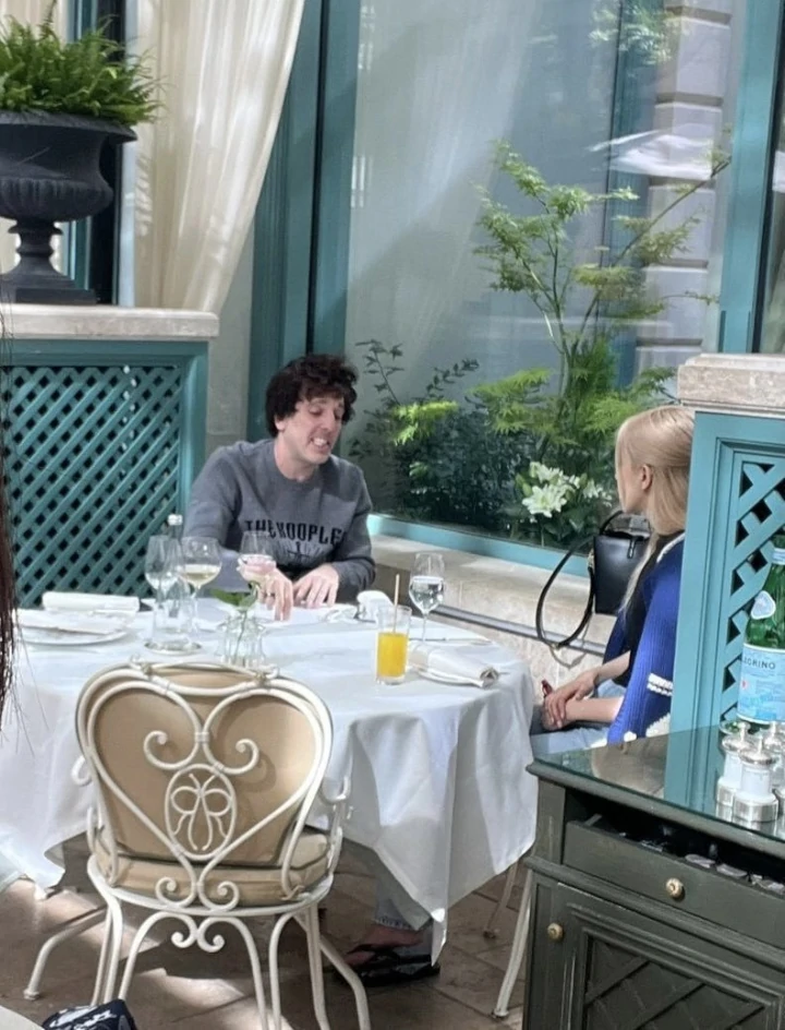 Rose BLACKPINK Makan Bareng CEO, Dugaan Kolaborasi dengan Beyonce dan Taylor Swift Muncul Lagi