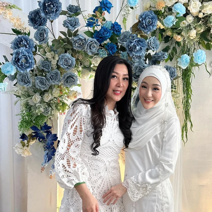 Julie Hadir di Pernikahan Larissa