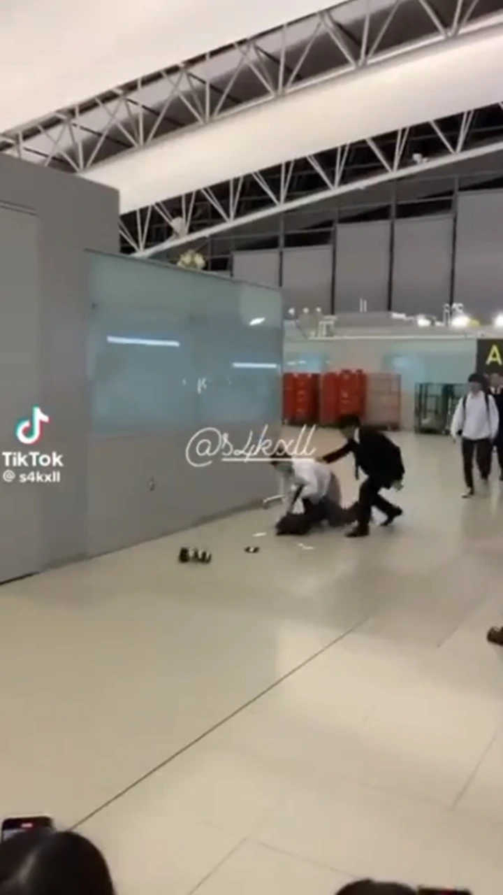 RIIZE Disalahkan Usai Seseorang Diduga Fanboy Jatuh di Bandara
