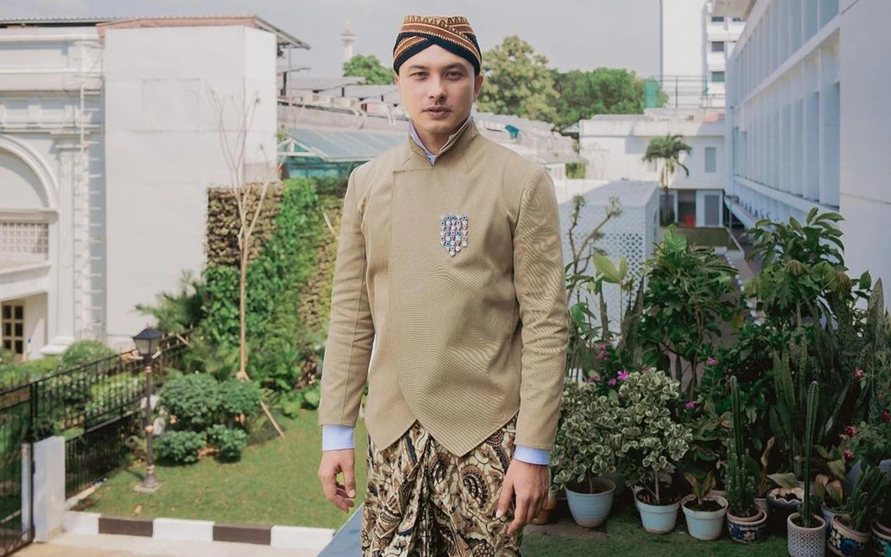 Nicholas Saputra Pamer Potret Pesawat, Tulisan Caption Bikin Halu Berjamaah