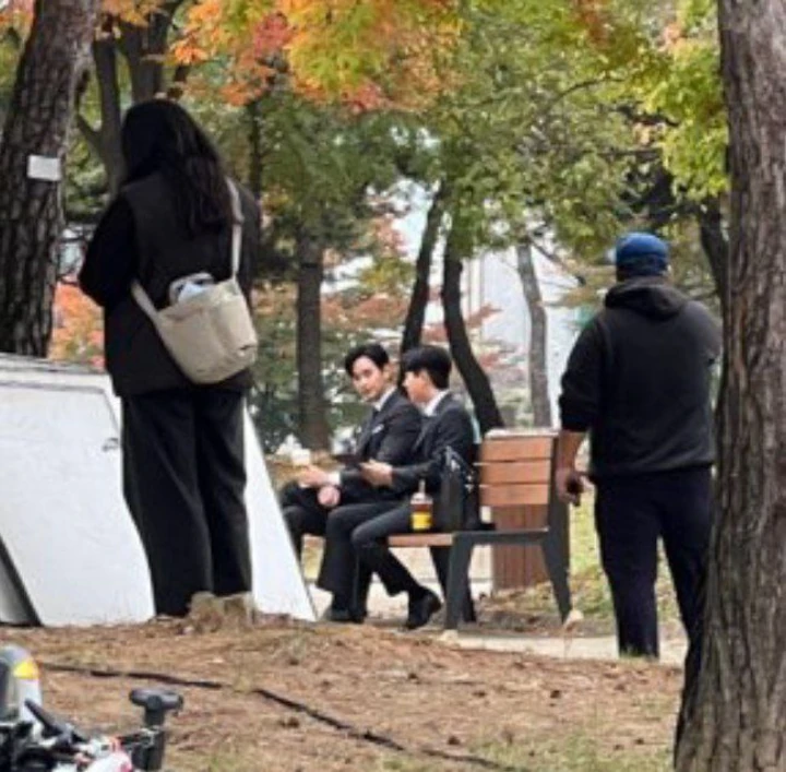 Potret Blur Kim Soo Hyun Syuting \'Queen of Tears\' Tuai Perhatian