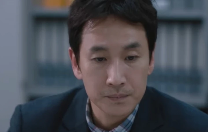 Drama IU \'My Mister\' Ikut Kena Imbas Skandal Narkoba Lee Sun Kyun