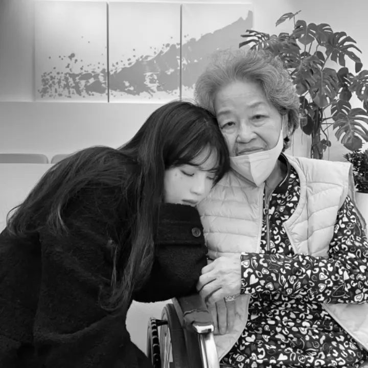 Han So Hee post dengan nenek