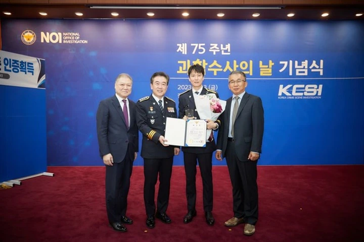 PKim Nam Gil Jadi Polisi Kehormatan Korea Berkat Drama \'Through the Darkness\'