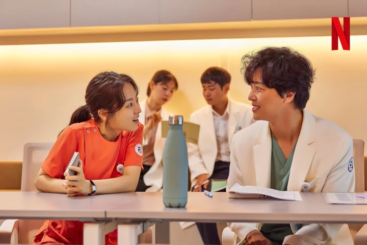 \'Daily Dose of Sunshine\' Review: Park Bo Young Jadi Perawat di Bangsal Psikiatri, Banyak Momen Relate!