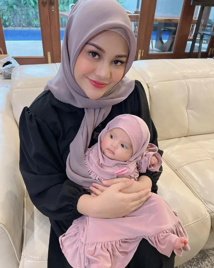 Resmi Melahirkan Anak Pertama