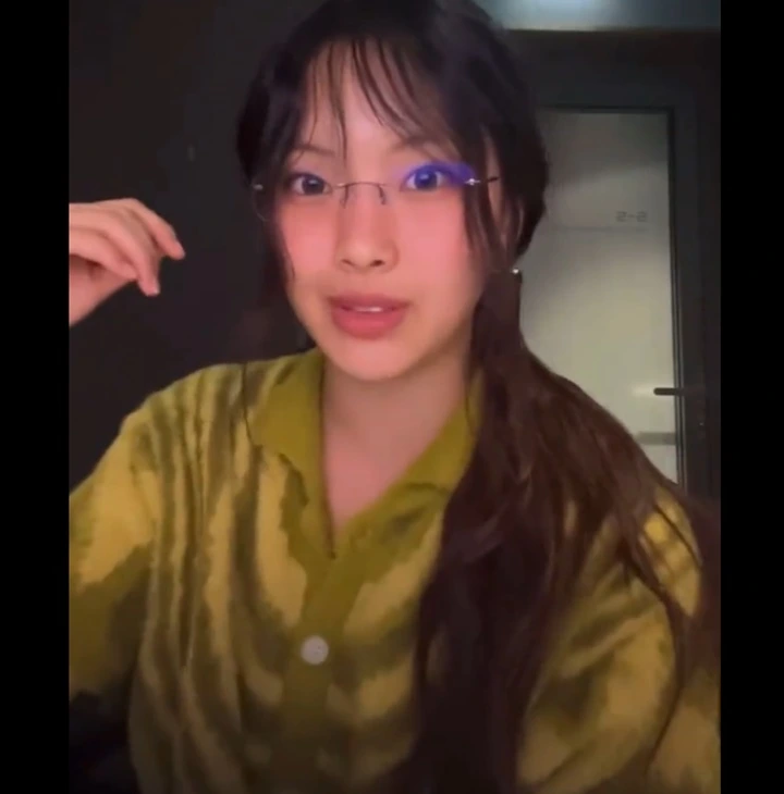 Hyein NewJeans Tak Terima Wajahnya Dibilang Mirip Sang Kakak Hyein NewJeans Tak Terima Wajahnya Dibilang Mirip Sang Kakak