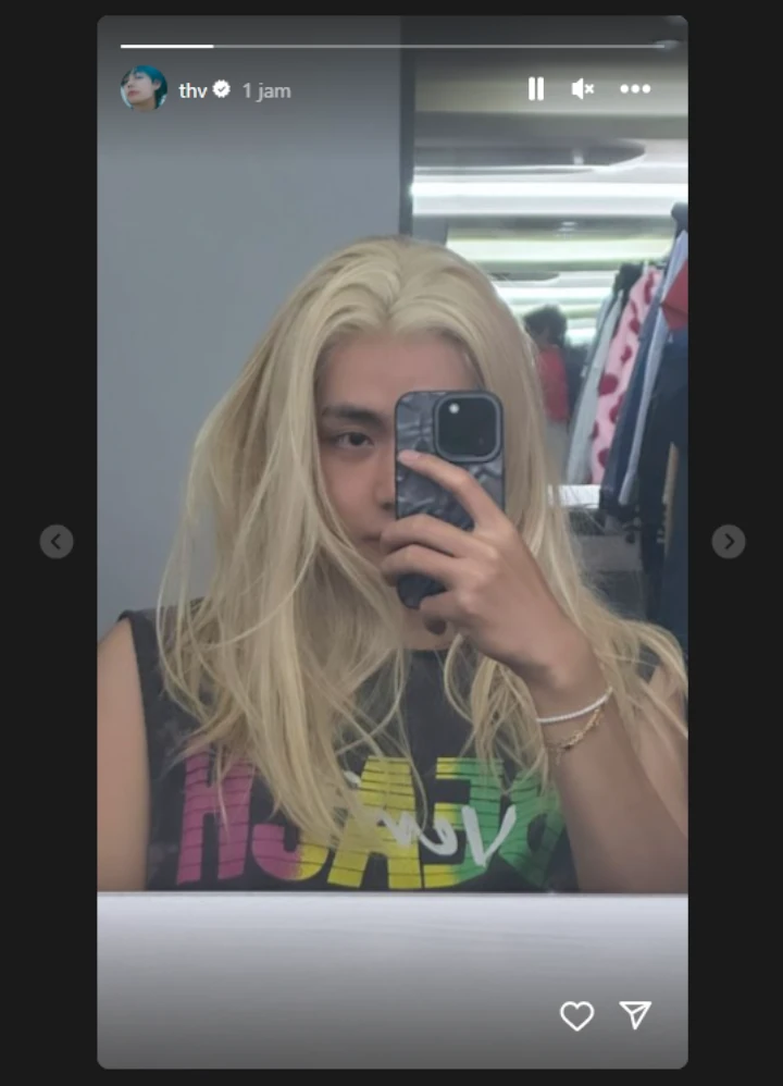 V BTS tampil dengan gaya rambut gondrong