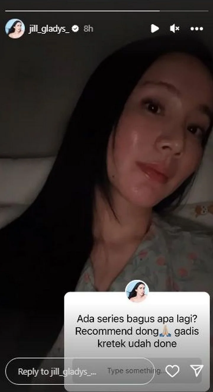Jill Gladys Pilih Nonton Series saat Nama Mantan Suami Disentil Denise Chariesta