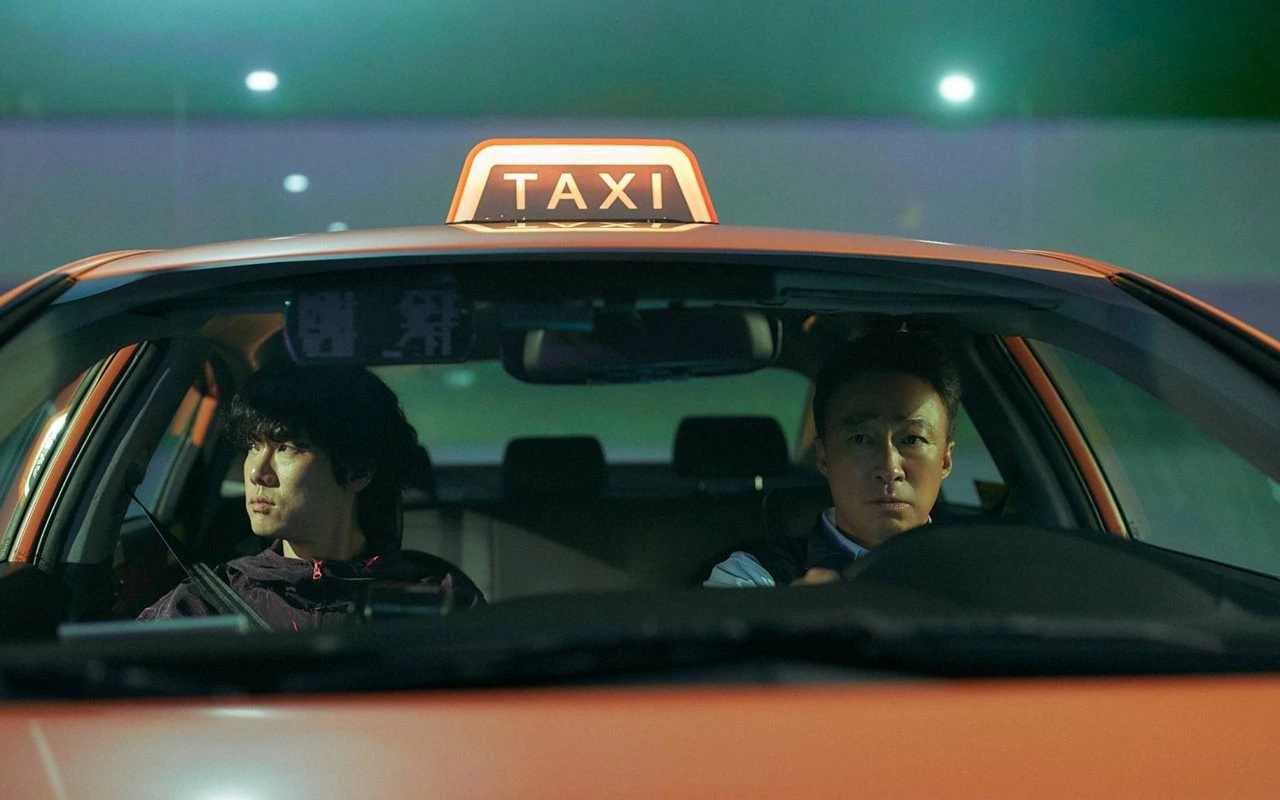 Yoo Yeon Seok Santai Ceritakan Pembunuhan Pertamanya ke Lee Sung Min di Teaser 'A Bloody Lucky Day'