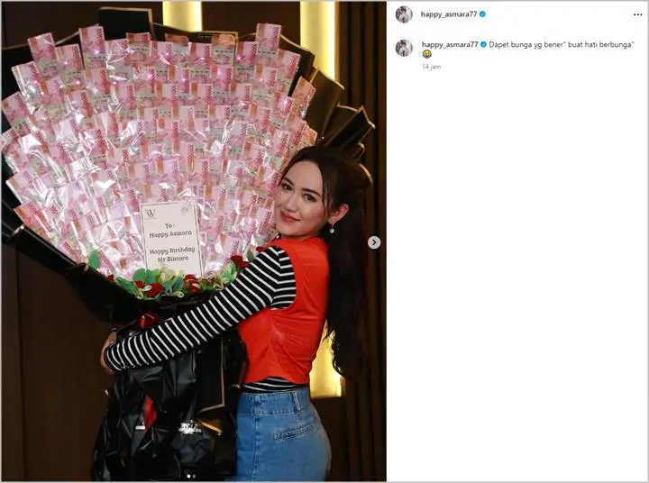 Happy Asmara Pamerkan Hadiah Buket Uang Berukuran Jumbo
