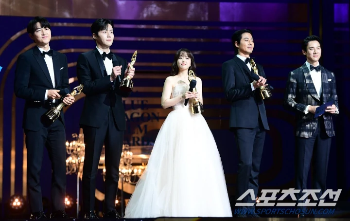Blue Dragon Film Awards 2023: Song Joong Ki Terfoto Bareng Jo In Sung Usai Rumor Keluar Squad