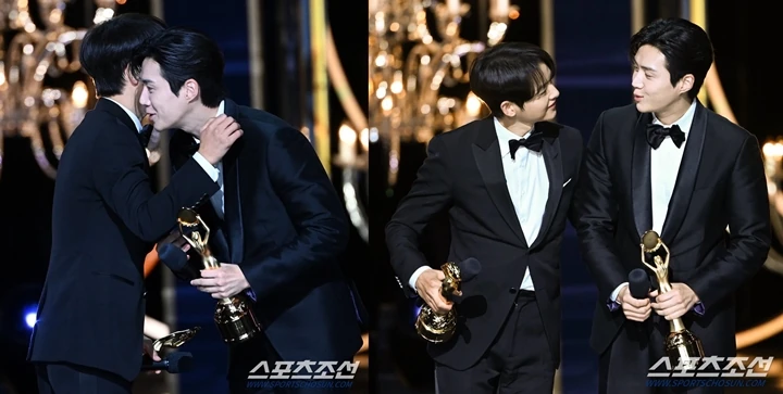 Interaksi Song Joong Ki dengan Kim Seon Ho di Blue Dragon Film Awards 2023 Buat Heran