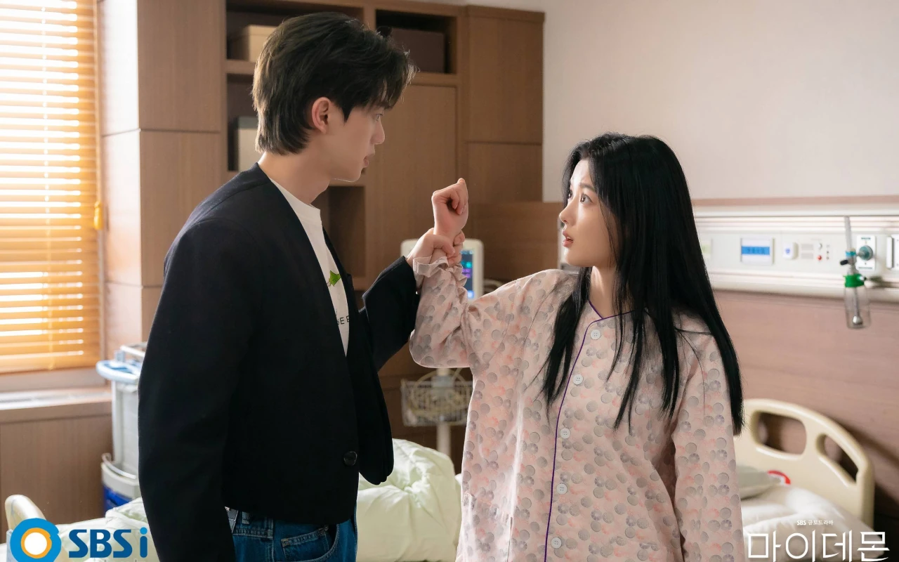 Song Kang Perlakukan Kim Yoo Jung Bak Gentleman Sejati di Lokasi Syuting 'My Demon'