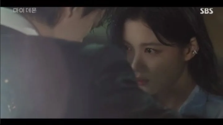 \'My Demon\' Episode 2 Recap: Song Kang Jadi Penyelamat Kim Yoo Jung Dari Air Keras