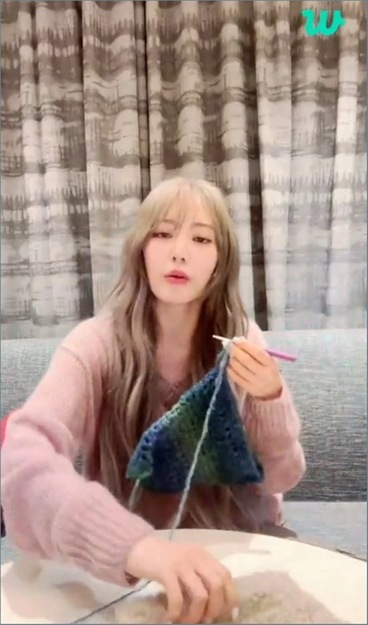 Sakura Miyawaki LE SSERAFIM Bolak-balik Korea-Jepang demi Buatkan Sana TWICE Hadiah