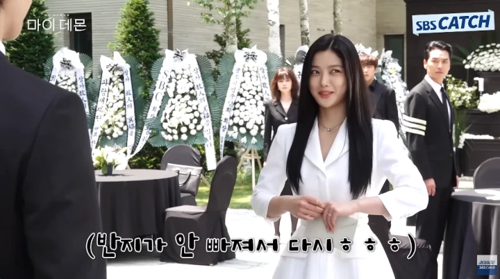Kim Yoo Jung Kesulitan Lepas Cincin Saat Syuting Adegan Lamar Song Kang di \'My Demon\'