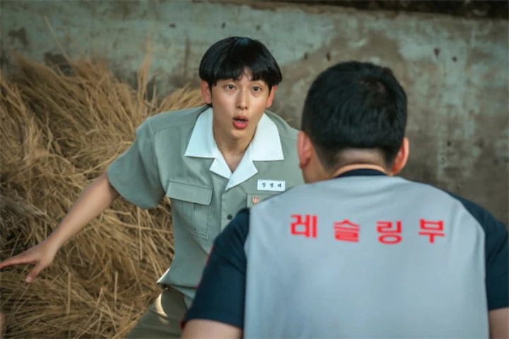 Transformasi Im Siwan Jadi Cowok Culun di \'Boyhood\' Dipuji Media Korea