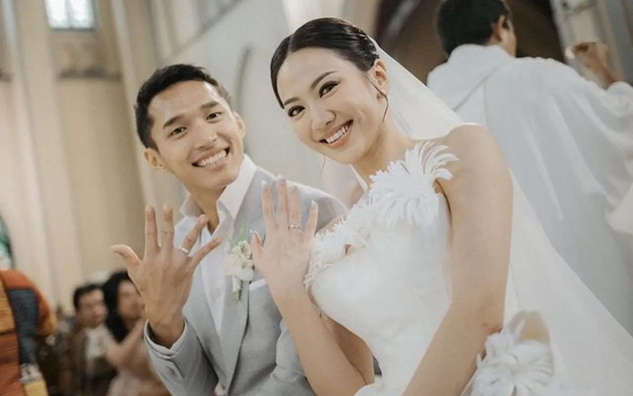 Jonatan Christie dan Shanju Eks JKT48 Bagi-Bagi Suvenir Pernikahan Spesial