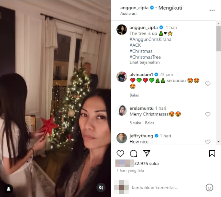 Anggun Bikin Heboh Hias Pohon Natal
