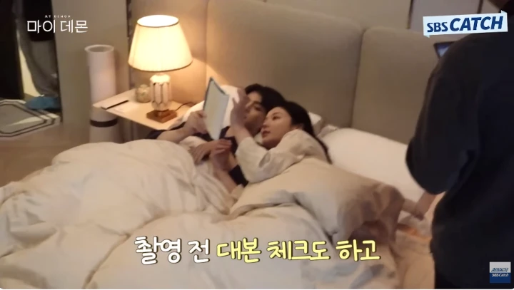 Song Kang dan Kim Yoo Jung Buat Baper Rebahan Bareng di Sela-Sela Syuting \'My Demon\'