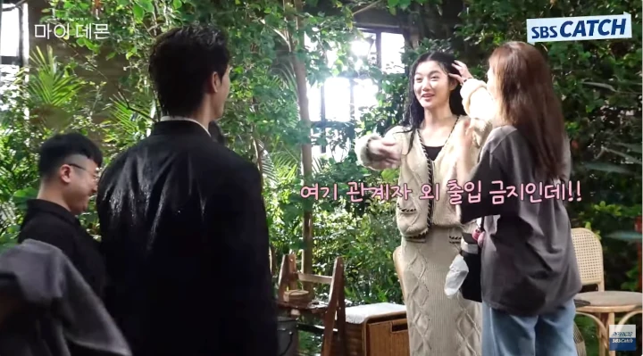 \'My Demon\' BTS Perlihatkan Momen Kim Yoo Jung Usir Song Kang di Sela-Sela Syuting