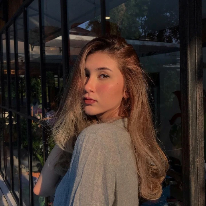 Pesona dengan Rambut Pirang