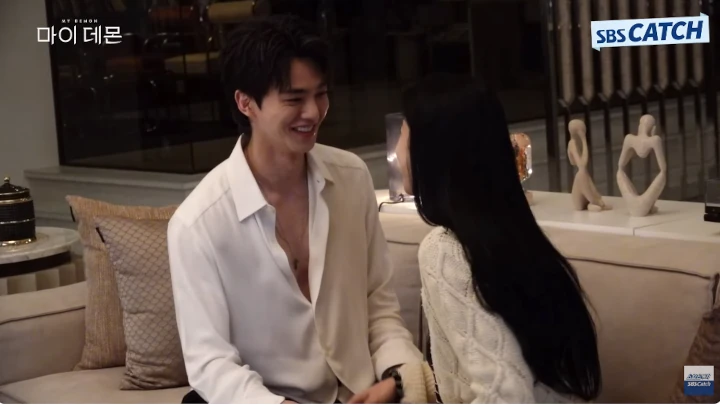 Song Kang Cekikikan Saat Bajunya Dibuka Kim Yoo Jung untuk Syuting \'My Demon\'
