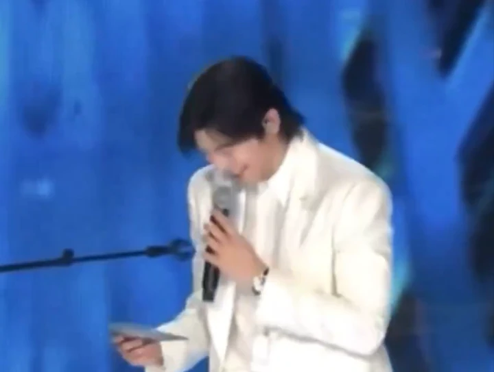 Cha Eunwoo Auto Salah Tingkah Saat Digodain Sung Si Kyung di Golden Disc Awards 2024
