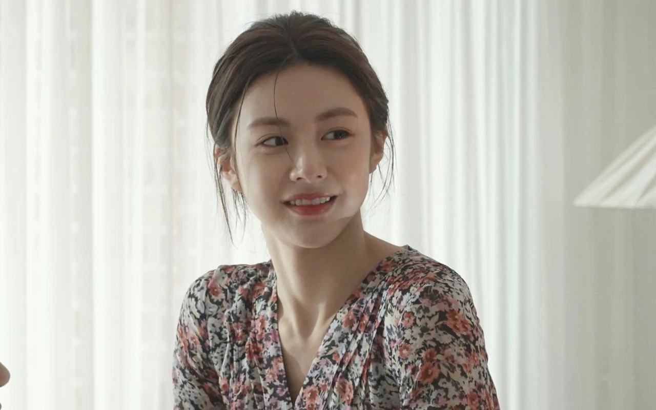 Kecantikan Go Yoon Jung di Potret Perdana 'Someday Wise Resident Life' Buat Salfok