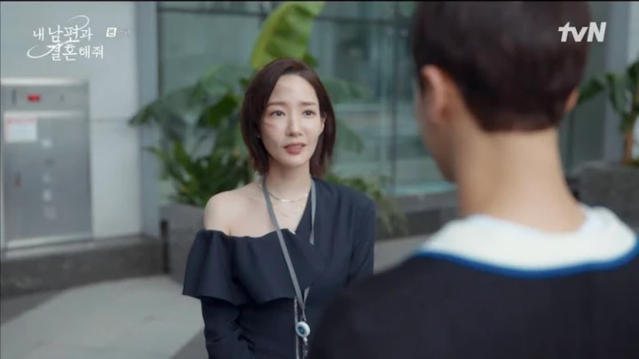 Outfit Terbuka Park Min Young di \'Marry My Husband\' Buat Syok