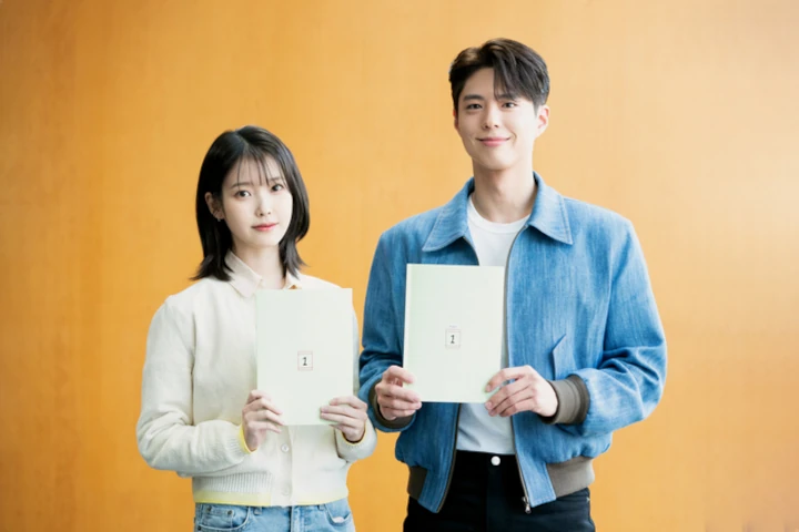 Beda Tinggi Badan IU dan Park Bo Gum di Baca Naskah \'When Life Gives You Tangerines\' Curi Fokus