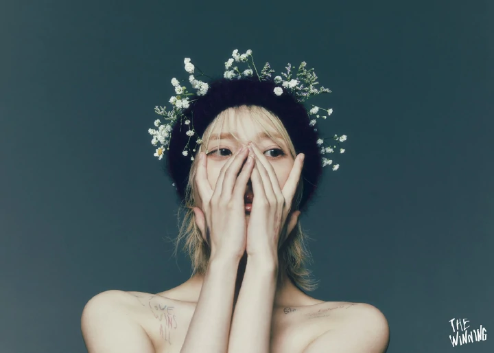 Tato pada Dada IU di Foto Konsep Album \'The Winning\' Bikin Salfok